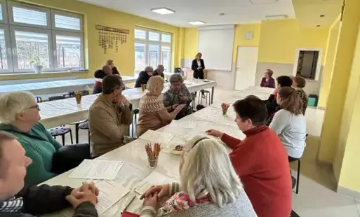 Pani Małgorzata Juszyńska przemawia do zgromadzonych osób w sali WTZ